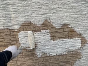 蓮田市にて外壁の下塗り作業中の写真