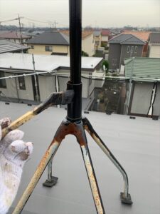 蓮田市にて屋根上のアンテナの錆止め塗装