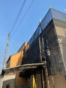 蓮田市にて外壁塗装前に足場とネットの設置