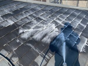 蓮田市にて屋根のバイオ洗浄中の写真