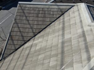 蓮田市にて屋根診断、スレート屋根の塗膜褪色、汚れの付着