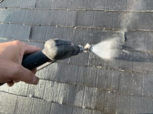 蓮田市にて屋根の高圧洗浄中の写真