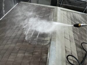 蓮田市にて屋根のバイオ洗浄中の写真