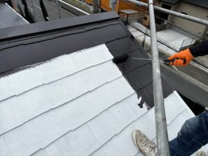 蓮田市にてスレート屋根塗装の中塗り作業中の写真