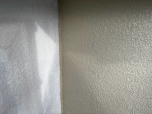 蓮田市にて外壁の中塗り中の写真