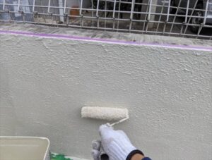 白岡市にて外塀塗装の上塗りをしているところ