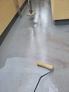蓮田市にてベランダ床面のプライマー塗布