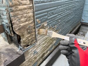 伊奈町にて外壁サイディング補修前にプライマー塗布