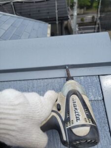蓮田市にて屋根棟板金押え釘をビスに交換作業中の写真