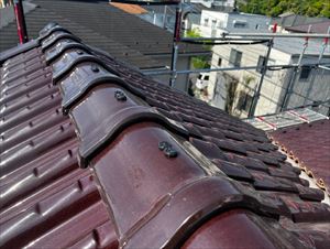 蓮田市にて冠瓦の釘頭コーキング完了屋根全体