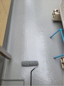 蓮田市にてベランダ床面の防水トップコート塗布