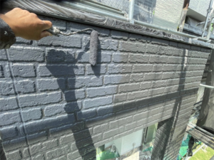 上尾市にて外壁の上塗り塗装スレートグレー