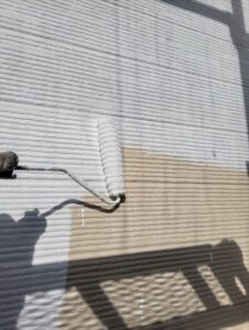 蓮田市にて外壁下塗り作業中の写真