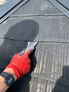 東松山市にてスレート屋根の縁切り作業