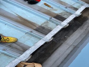 群馬県にて折板屋根水漏れ防止しシート貼り付け
