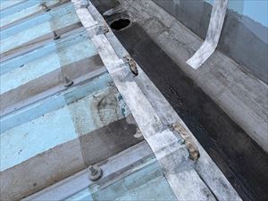 群馬県にて折板屋根の雨漏り防止シート貼り付け