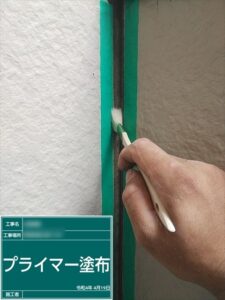 伊奈町にて外壁目地のシーリング用プライマー塗布
