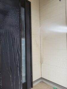 蓮田市にて外壁のバイオ高圧洗浄作業中の写真