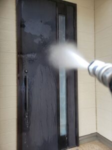 蓮田市にて玄関の高圧洗浄作業中の写真