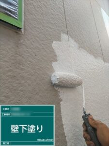 伊奈町にて外壁塗装の下塗り作業中