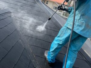東松山市にて屋根のバイオ高圧洗浄中の写真