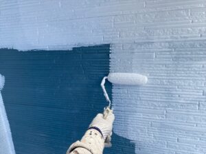 伊奈町にて外壁下塗り作業中の写真