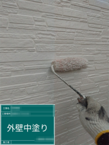 加須市にて外壁の中塗り塗装ホワイト