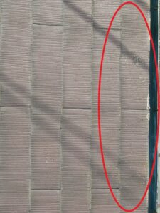 蓮田市にて屋根診断、スレート屋根の塗膜の退色とカビコケの発生