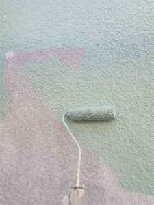 加須市にて外壁の中塗り塗装