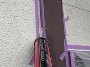 蓮田市にて外壁塗装前のコーキング工事で新しいコーキング材を打ち込んでいるところ