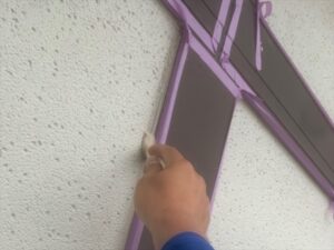 蓮田市にて外壁塗装前のコーキング工事でプライマーを塗布