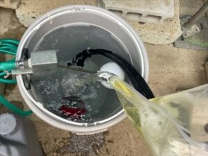 伊奈町にて外壁洗浄に使用するバイオ洗浄剤投入