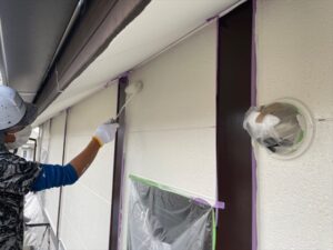 蓮田市にて外壁の上塗り作業中の写真