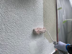 蓮田市にて母屋の外壁モルタル部の下塗り作業中の写真