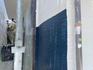 さいたま市北区にて外壁の中塗り、ブルー塗り分け