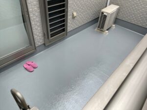 富士見市にてベランダ床のトップコート塗布工事完了