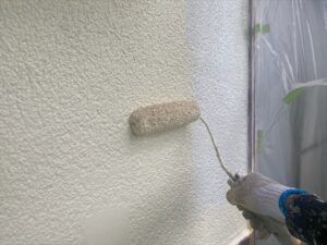 蓮田市にて母屋の外壁モルタル部の中塗り作業中の写真