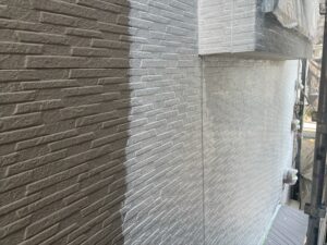さいたま市北区にて外壁の下塗り作業中