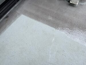 さいたま市北区にてベランダ床のプライマー塗布