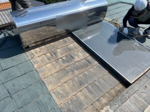上尾市にて屋根上の温水器撤去作業中の写真