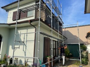 上尾市にて屋根工事用の部分足場設置