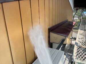 蓮田市にて外壁塗装前のバイオ高圧洗浄の写真