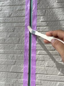 さいたま市北区にて外壁目地にコーキング用のプライマーを塗布しているところ