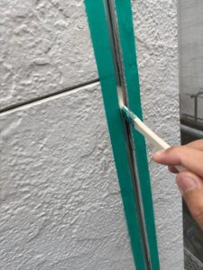 蓮田市にて戸建て住宅の外壁目地コーキング用プライマー塗布