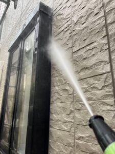 蓮田市にて外壁の高圧洗浄中の写真