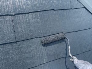 蓮田市にて屋根塗装の上塗り作業中の写真