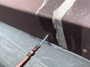 蓮田市にて戸建て住宅の屋根板金の留め釘の交換