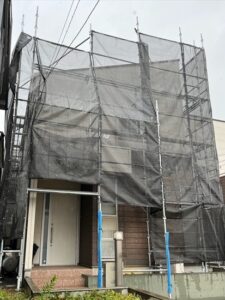 蓮田市の戸建て住宅にて屋根外壁塗装前の足場ネット取り付け