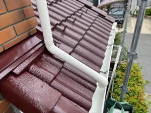 宮代町にて雨樋交換工事、屋根上の這樋の固定