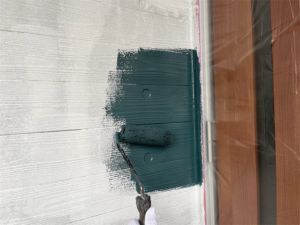 伊奈町にて外壁の中塗り塗装ブルー